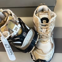 Image 2 of UNISEX GOLDEN NUGGET RUNNERS