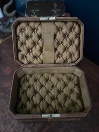 Image 10 of Superbe boîte à bijoux en cuir, soie capitonnée bronze, fin XIXème s.