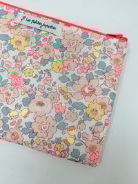 Image 2 of Pochette à livre LA LECTRICE Liberty Betsy barbapapa