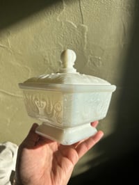 Image 2 of Boîte en opaline, décor de chimères et feuilles d’acanthes, 1950