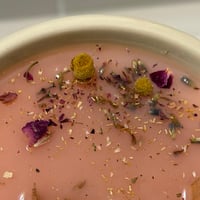 Image 2 of honeydew magnolia scented candle