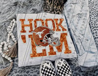 Hook ‘Em Tee