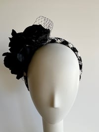 Image 1 of Black & white boucle fabric h’band.