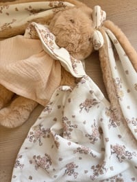 Image 2 of DOUDOU MOTIF FLEURI ET SON LANGE