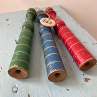 Image 5 of Trio de quilles colorées et leur petit jeton numéroté. 