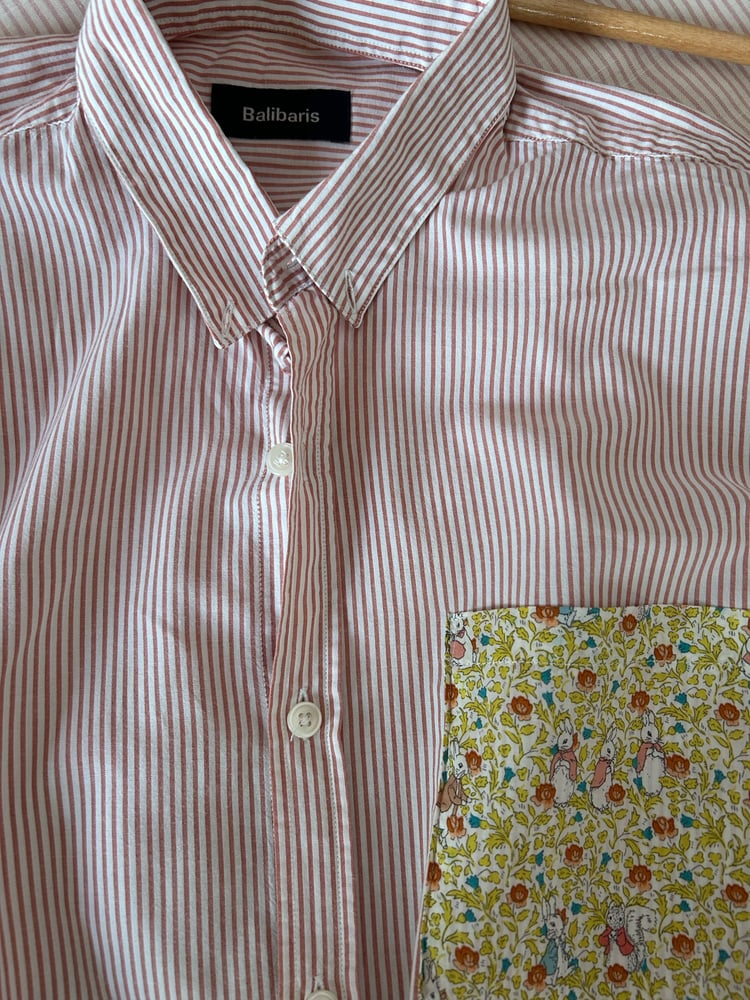 Image of Chemise d’homme pour femme upcyclée avec une poche en Liberty 