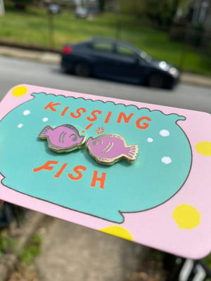 kissing gourami pin 