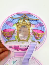 Image 4 of Ensemble bracelet et Polly Pocket rond rose fleur Théatre