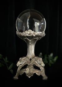 Image 2 of Magnifique boule de cristal de 13cm de diamètre et son support en régule argenté, début 1900