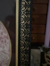 Image 7 of Grand cadre Napoleon III en bois noirci et dorures, passe-partout bordeaux et doré. XIXème siecle