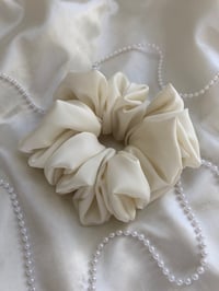 Image 1 of SCRUNCHIE OVERSIZED CREAM/KREM