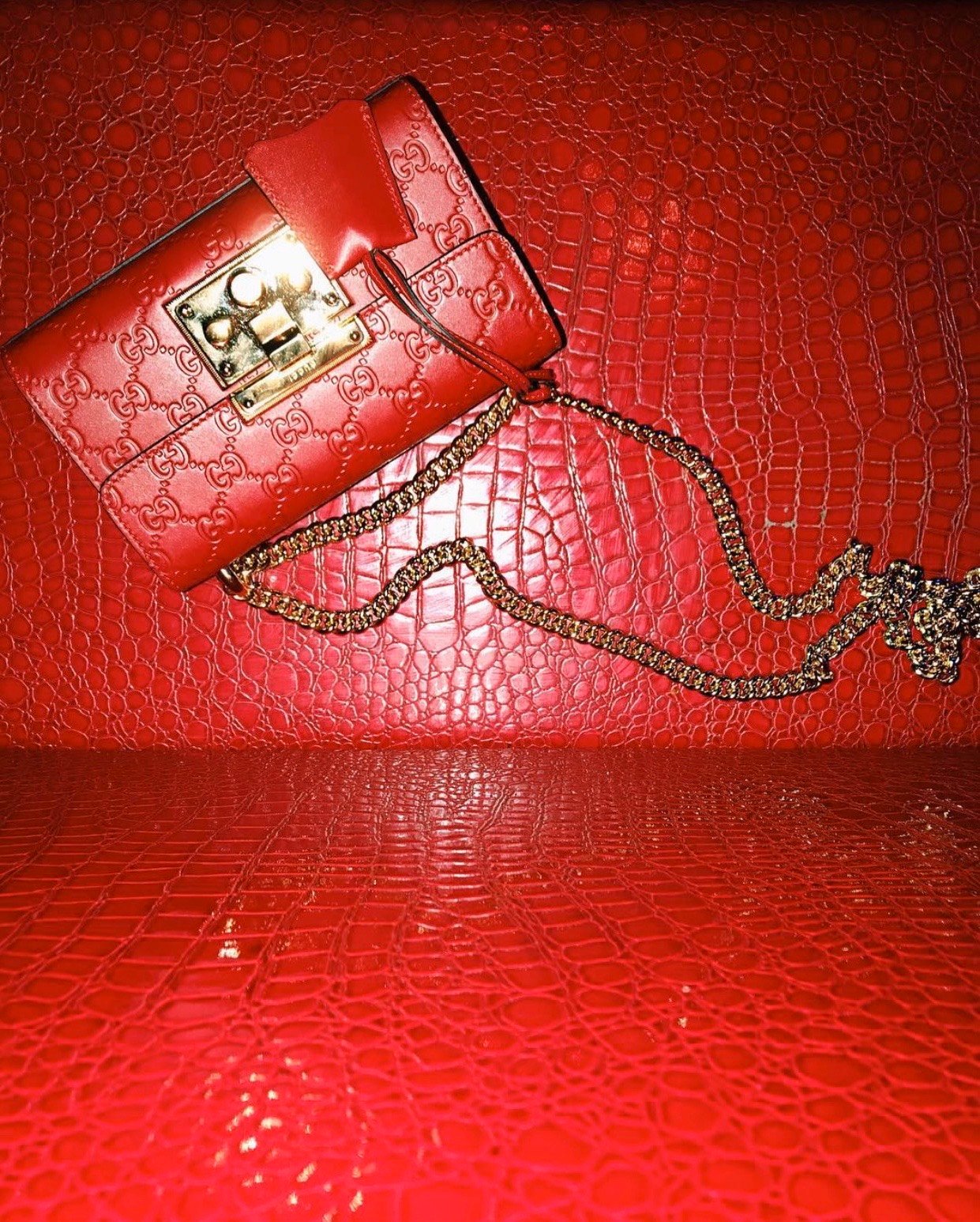 Image of GUCCI GUCCISSIMA LEATHER PADLOCK SHOULDER BAG (RED)