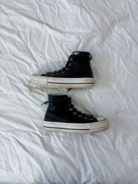 Image 2 of Black leather converse // 38