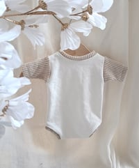 Image 3 of Newborn boy onesie for photoshoot | Amir | off white | beige | fotorequisiten | accessoires photo