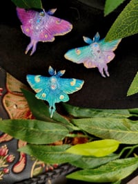 Image 3 of Wisiorek z magiczną ćmą ✨🧚🏻‍♂️