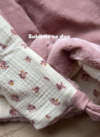 Image 2 of COUVERTURE FOURRURE ROSE  ROSE BONBON NOUETTES AU CHOIX 