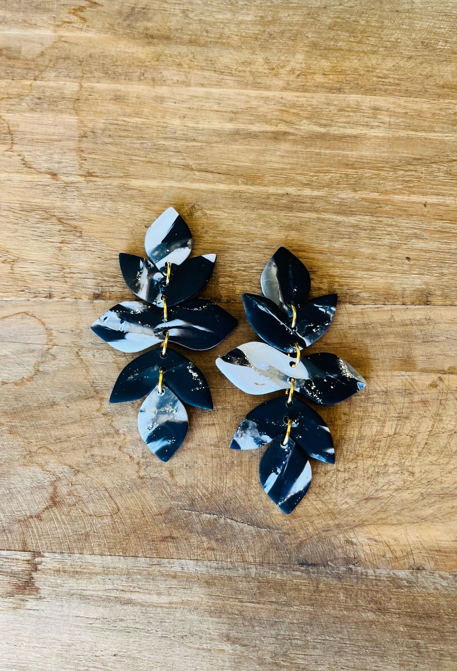 Image of Leaves in Black & White Mix