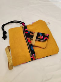 Image 4 of Maxi Cartera ZARVAJE NEGRO, con mostaza y elástico dorado