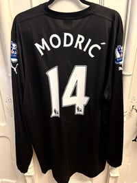 Image 8 of Tottenham Hotspur "MODRIC 14" 2011/12 Long Sleeve Third Shirt + PL patches (XXL)