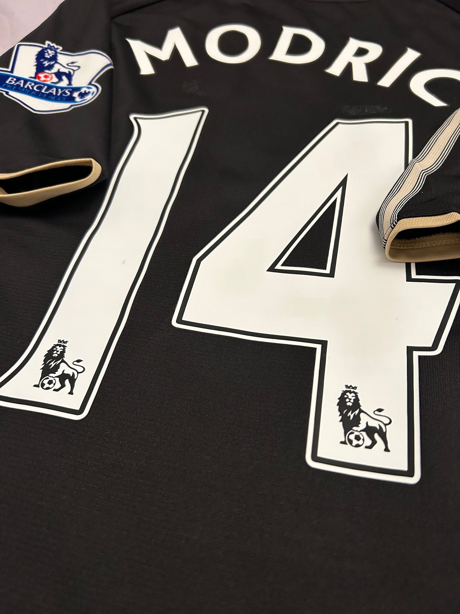 Image of Tottenham Hotspur “MODRIĆ 14” 2008/09 Third Shirt + PL patches (M)