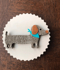 Broche teckel à paillettes 