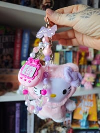 Image 4 of Llavero XXL con tamagotchi clicker y peluche Hello Kitty