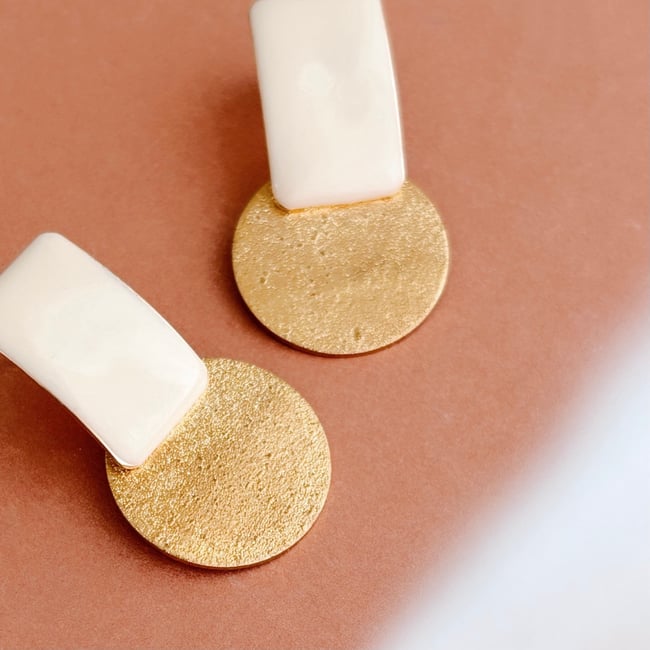 CATHERINE | Boucles d'oreilles graphiques en résine & médaille acier inoxydable doré