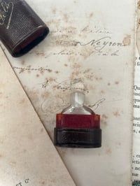 Image 5 of Flacons à sels de pâmoison, XIXème siecle, cristal et cuir rouge et or.