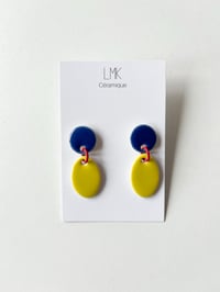 Paire de boucles d’oreilles céramique TOTEM OVALA PM bleu et citron