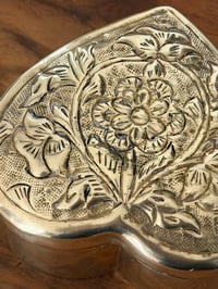 Image 4 of Boîte cœur en laiton