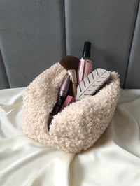 Image 4 of Kosmetyczka Bouclé ECRU w rozmiarze MIDI