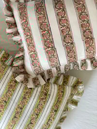 Image 1 of Coussin rayé et fleuri à volants