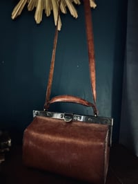 Image 2 of Sac de medecin, cuir épais, ouvrant en tre bon état, lanière réglable