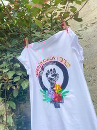 Image 3 of Camiseta bordada a man. QUERÉMONOS VIVAS! Varias tallas.