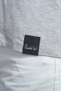 Image 5 of CAMISETA GRIS BÁSICA