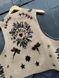 Image 7 of Chaleco bordado a man. HABELAS HAINAS. Talla XL. Deseño exclusivo!