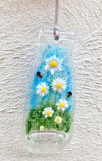 Recycled ♻️ Fused glass bottle with Daisies and Bees
