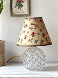 Image 1 of Lampe en verre avec abat-jour fleuri