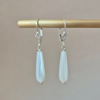 Image 2 of Boucles d’oreilles dormeuse argent nacre goutte style vintage 
