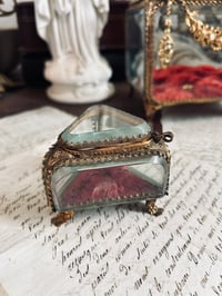 Image 1 of Magnifique boîte à bijoux triangulaire et soie capitonnée rouge. XIXème siècle