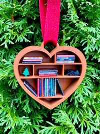 Heart-Shaped Bookshelf Ornament – A Holiday Must for Book Lovers!