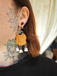 Image 3 of pendientes book club en madera de cerezo con flores y estrellas (plata)