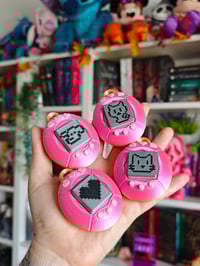 Image 1 of Tamagotchi Clickers arcoiris rosa llavero