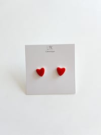 Paire de boucles d’oreilles céramique puces coeur rouge