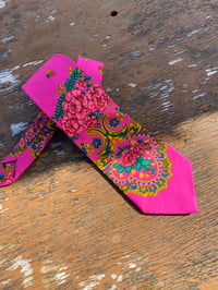 Image 7 of GRAVATA FUCSIA. Feita a man. 