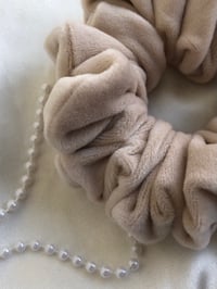 Image 5 of SCRUNCHIE STANDARD BEIGE/BEŻ