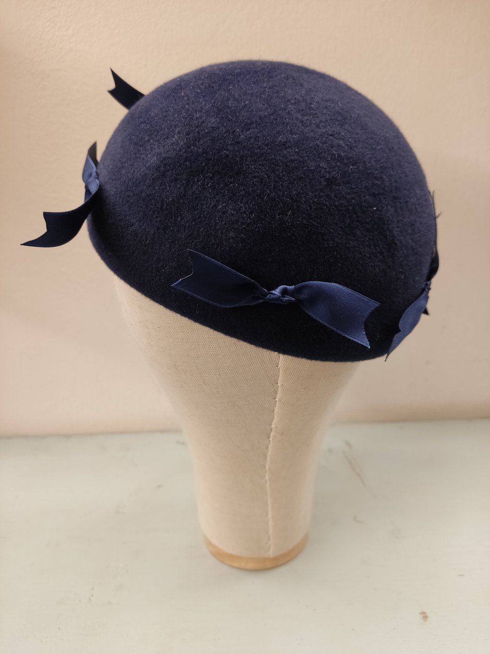 Image of Cappellino blu con fiocchetti