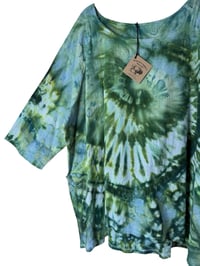 Image 5 of 3X PLUS 100% Cotton Forager Top in Verdant Spiral Ice Dye