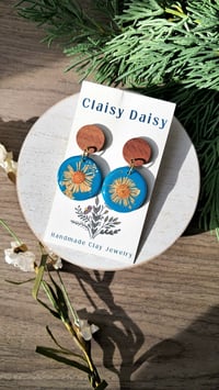 Teal Circle: Orange Daisy