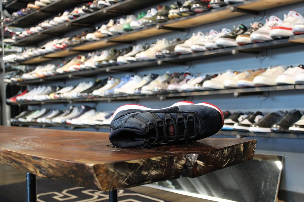 AIR JORDAN XI (11) "VELVET/BRED"